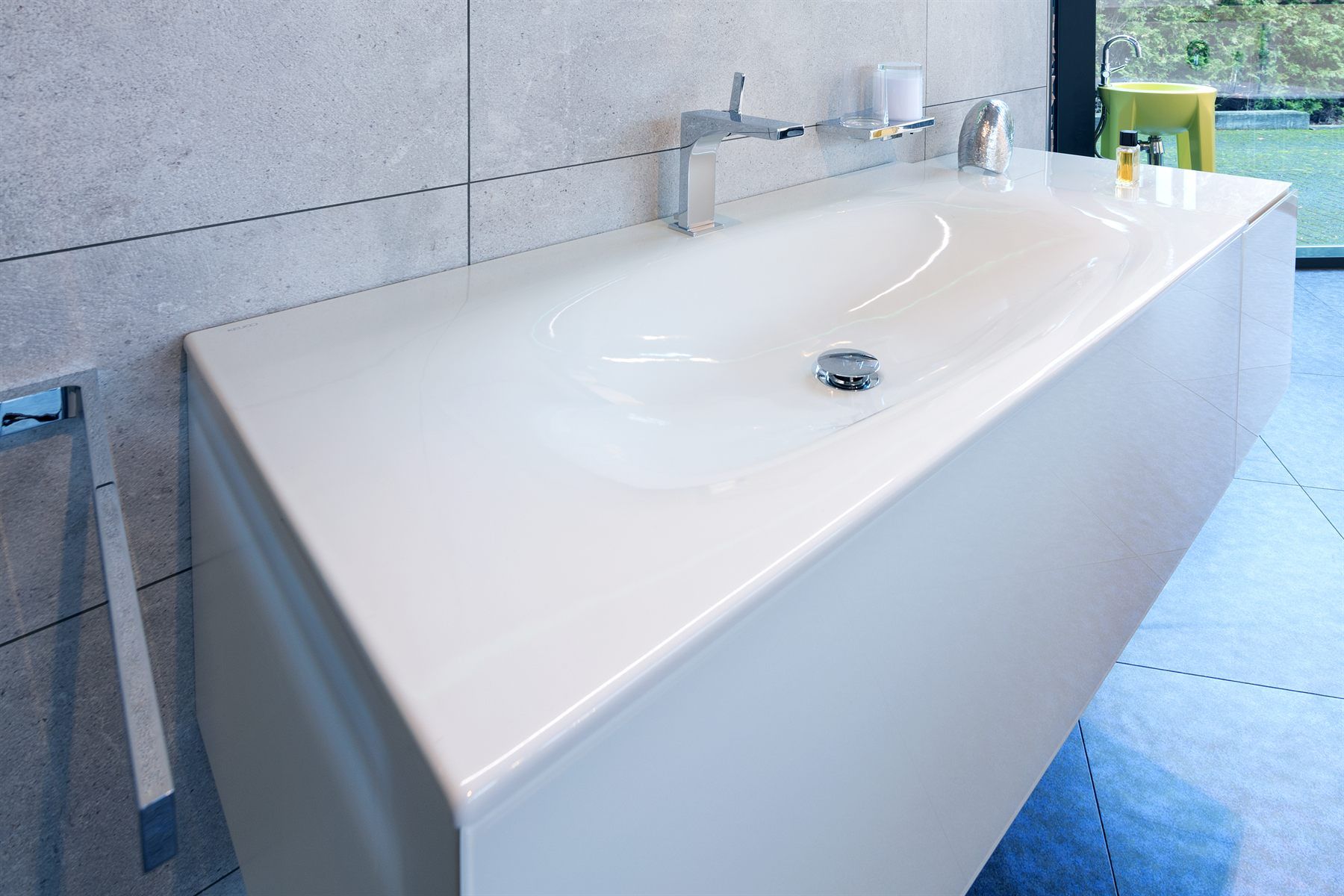 Große weiße Badewanne mit breitem umlaufendem Rand und Wandarmatur