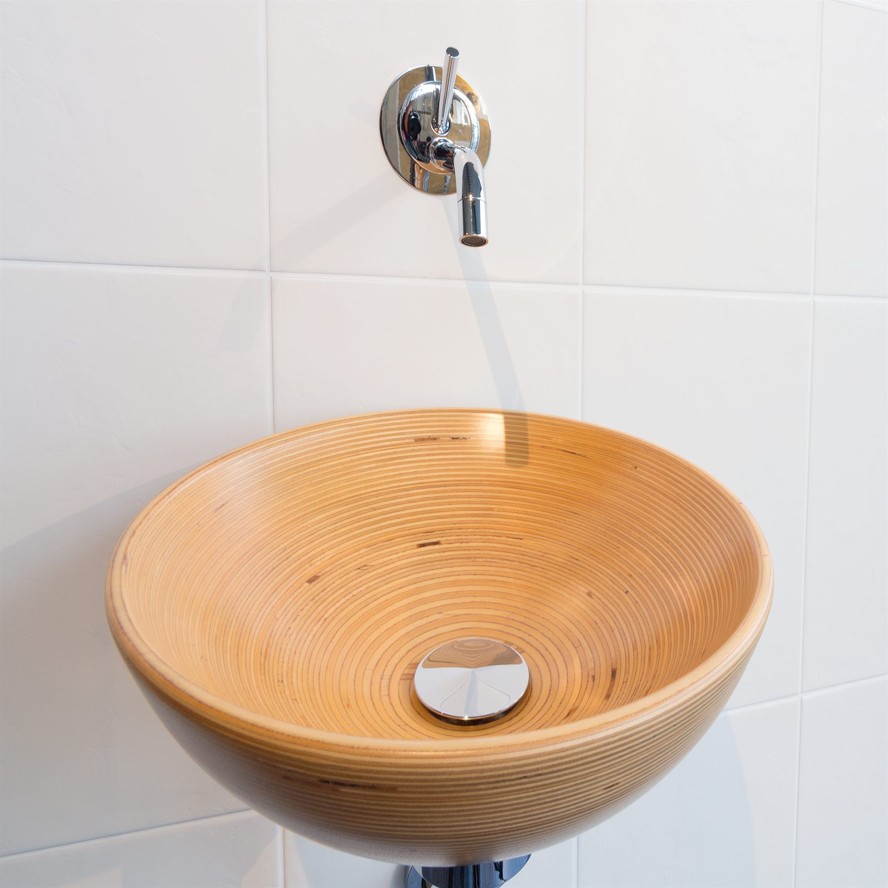 Runde Aufsatzwaschschale aus Holz mit verchromter Wandarmatur